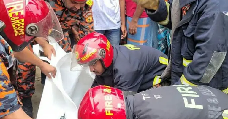 ঘটনাস্থল থেকে মরদেহ সরিয়ে নিয়েছে পুলিশ ও ফায়ার সার্ভিস